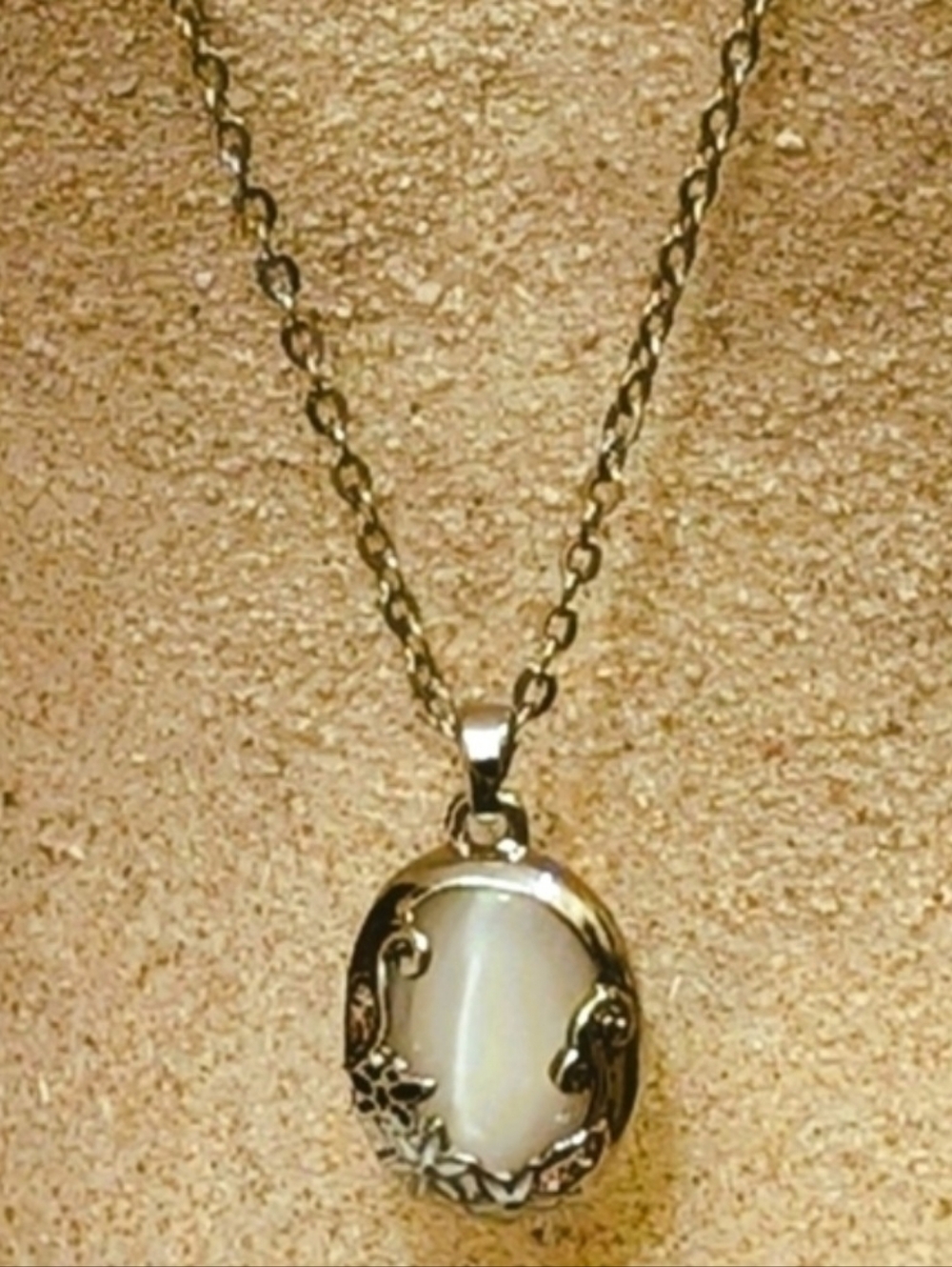 Powerful Cat's Eye Pendant On 18" Silver-tone Necklace - Picture 5 of 7